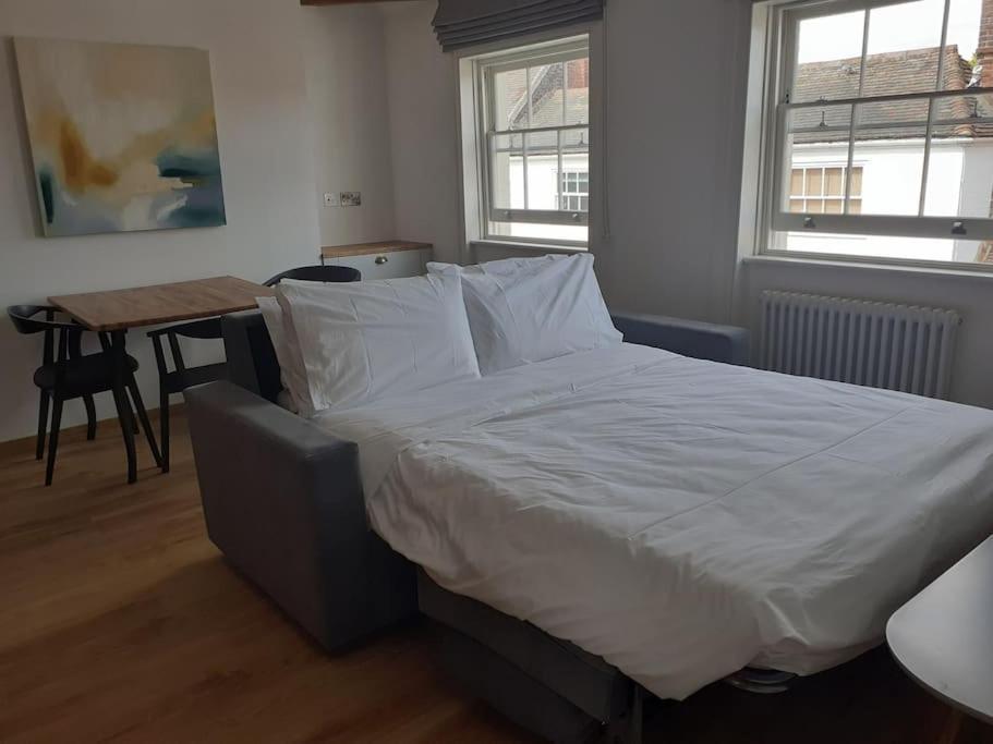 Apartment 6 At Number 8: City Centre, 1 Bedroom, Sofa Bed In Lounge Canterbury Buitenkant foto
