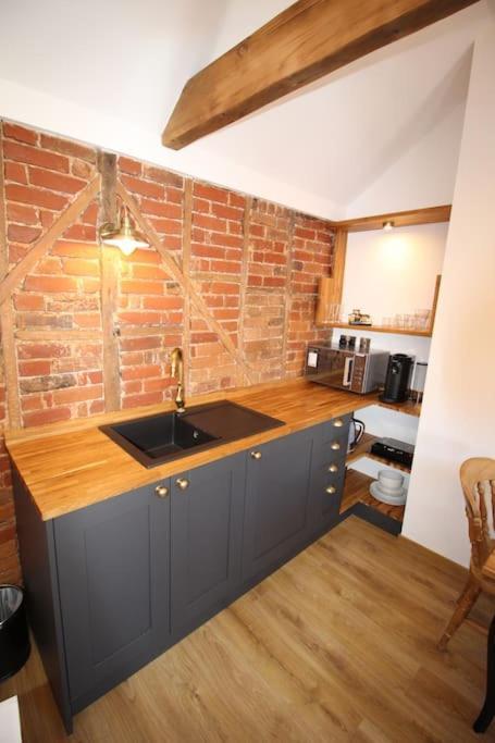 Apartment 6 At Number 8: City Centre, 1 Bedroom, Sofa Bed In Lounge Canterbury Buitenkant foto