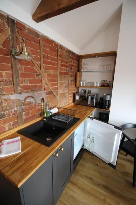 Apartment 6 At Number 8: City Centre, 1 Bedroom, Sofa Bed In Lounge Canterbury Buitenkant foto